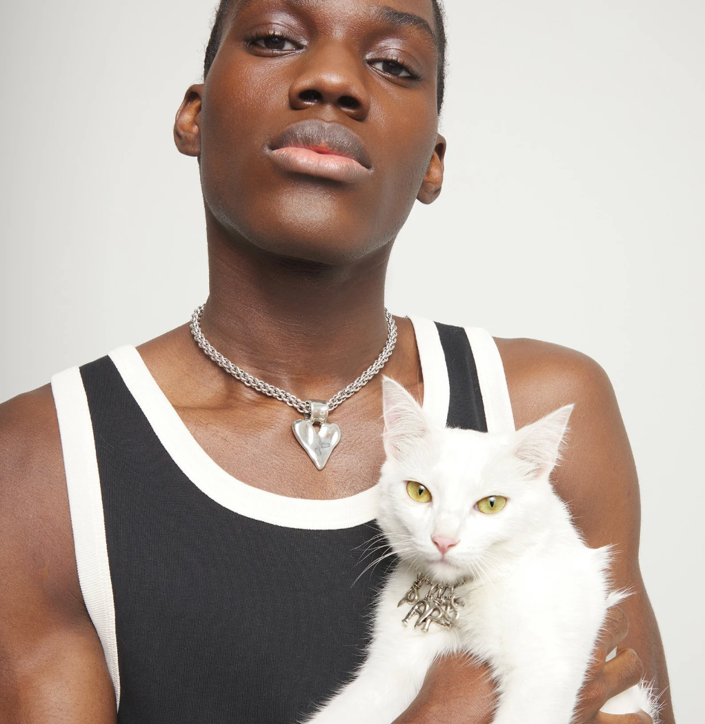 Collar bañado en plata con cadena gruesa y detalle de corazón