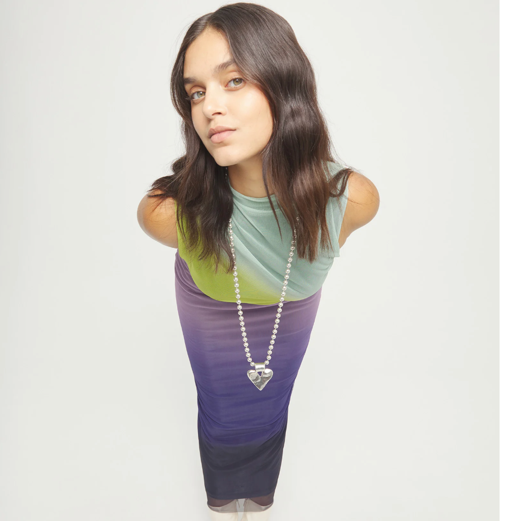 Collar largo con bolas bañado en plata y detalle de corazón