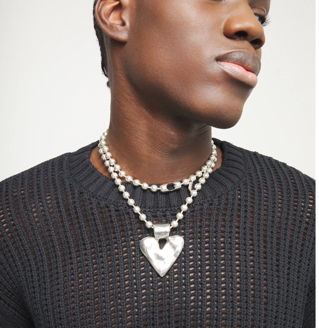 Collar largo con bolas bañado en plata y detalle de corazón