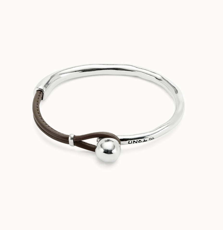 Pulsera semirígida bañada en plata de ley con cuero de color marrón