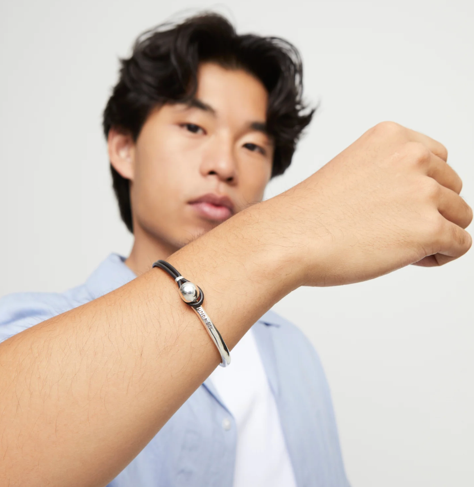 Pulsera semirígida bañada en plata de ley con cuero de color marrón