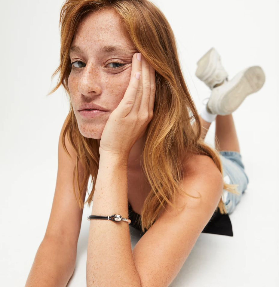 Pulsera semirígida bañada en plata de ley con cuero de color marrón