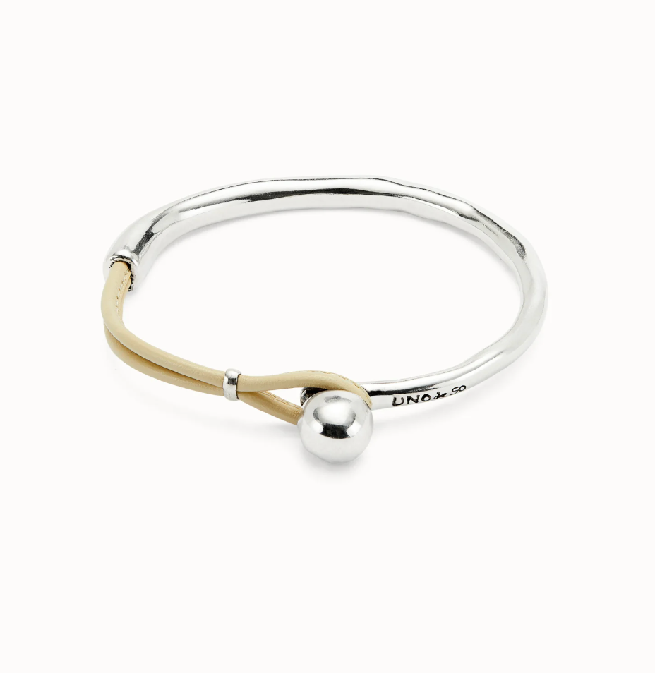 Pulsera semirígida bañada en plata de ley con cuero de color marfil