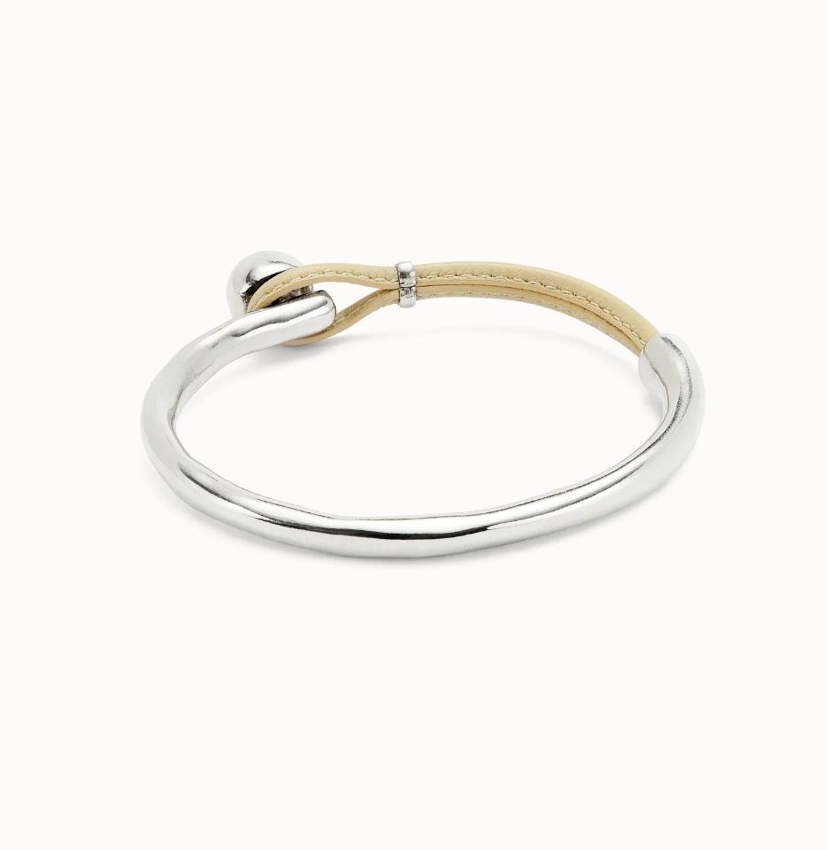 Pulsera semirígida bañada en plata de ley con cuero de color marfil