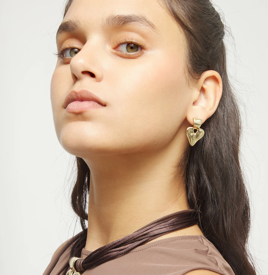 Pendientes pequeños de corazón bañado en oro 18k