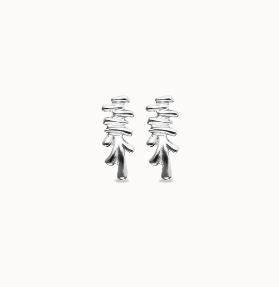 Pendientes alargados bañados en plata de ley y forma irregular