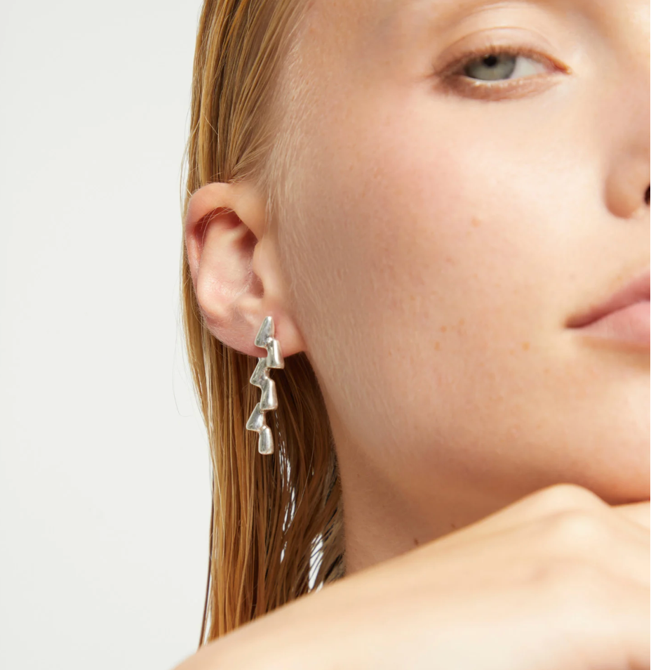 Pendientes alargados en zig-zag bañados en plata de ley