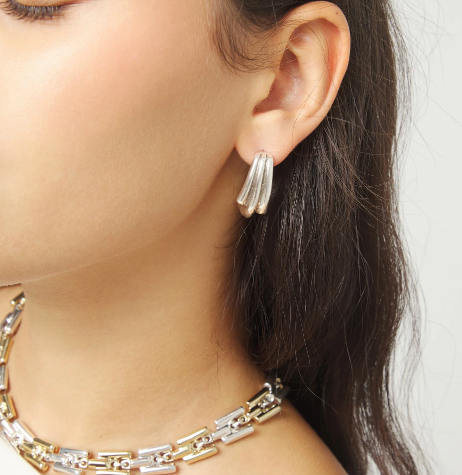 Pendientes con formas orgánicas alargadas bañados en plata de ley