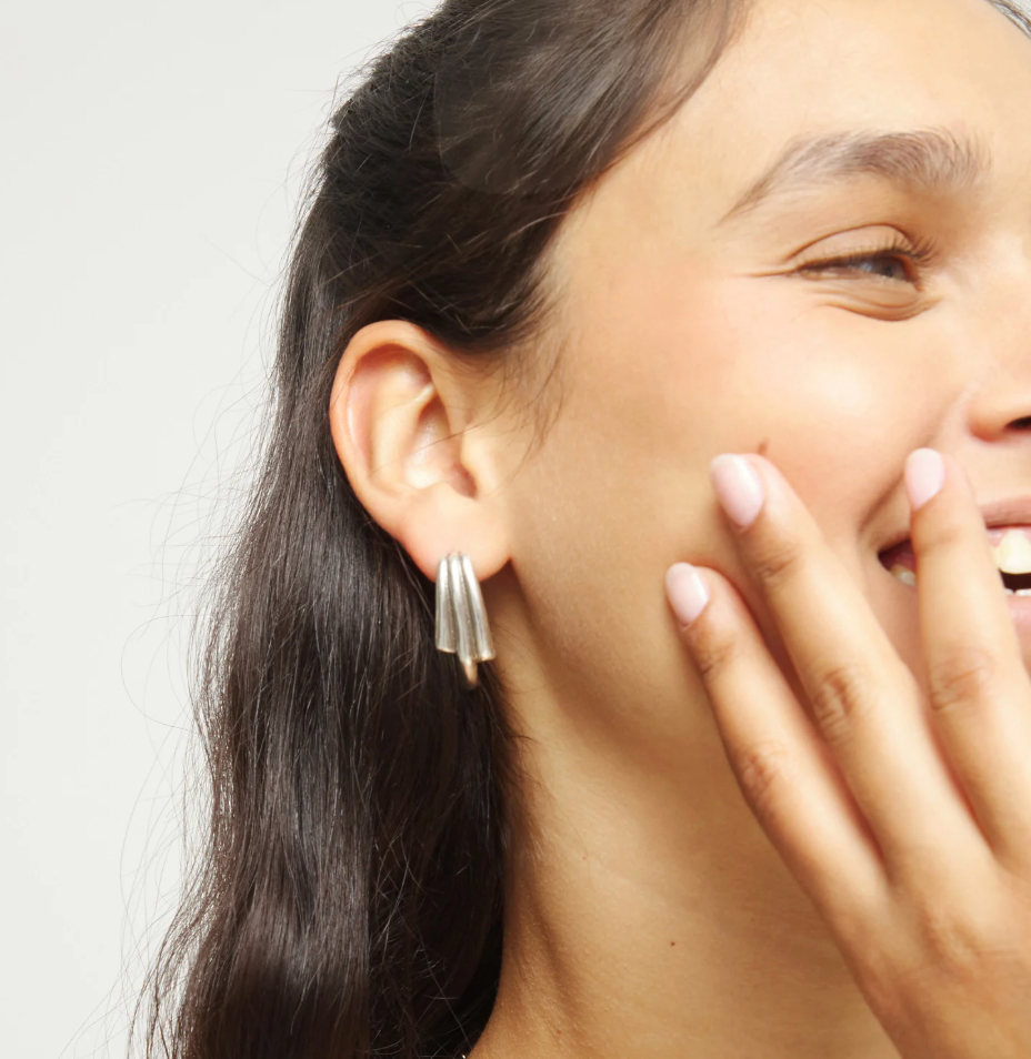 Pendientes con formas orgánicas alargadas bañados en plata de ley