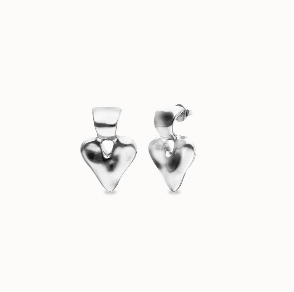 Pendientes pequeños de corazón bañado en plata de ley