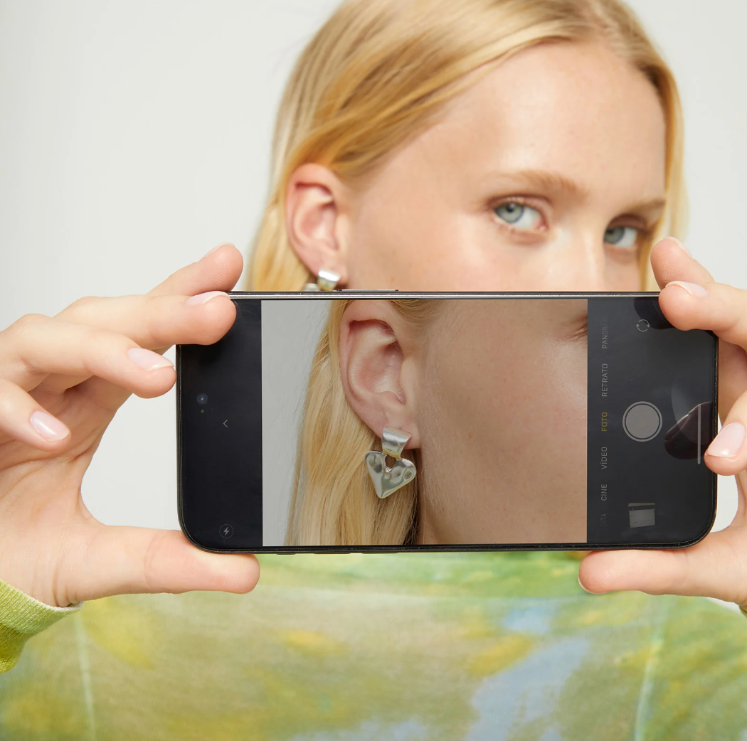 Pendientes pequeños de corazón bañado en plata de ley