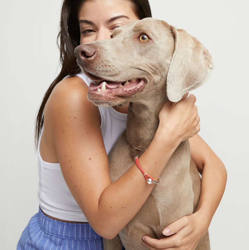 Pulsera semirígida bañada en plata de ley con cuero de color coral PUL2551CRL