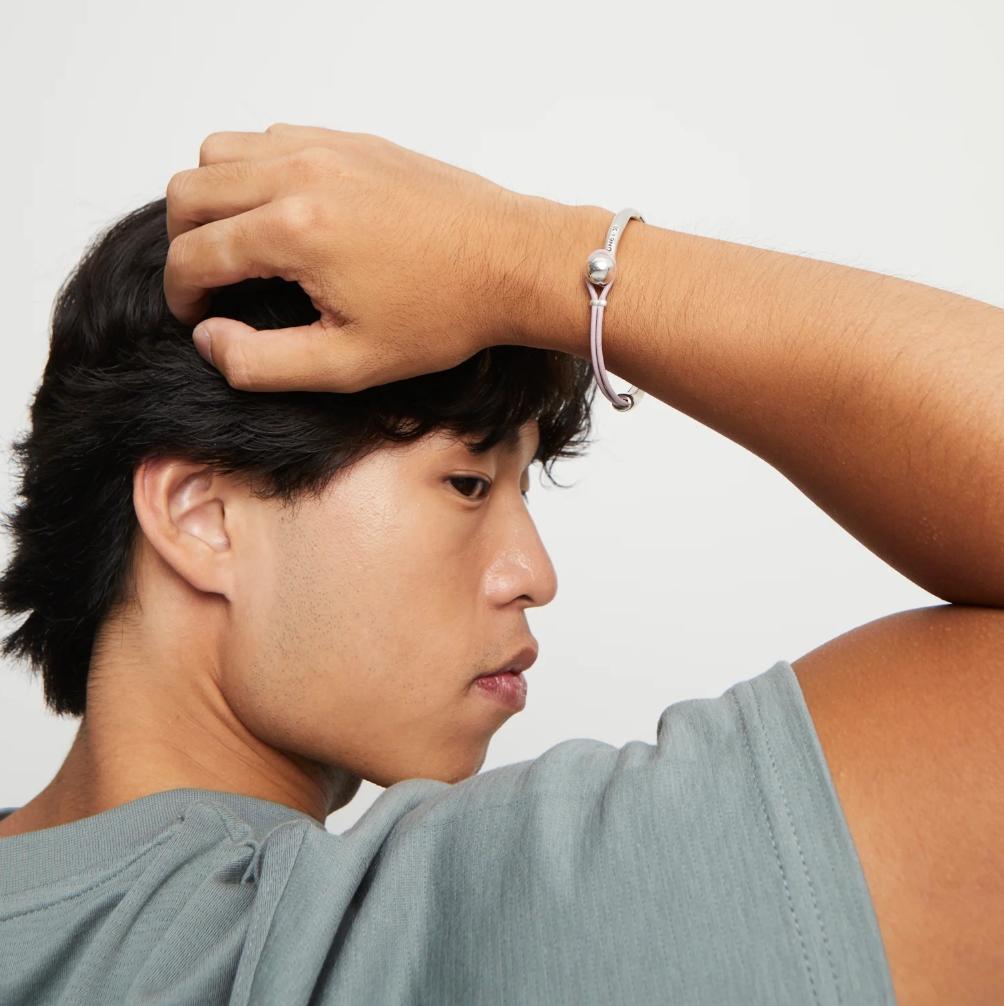 Pulsera semirígida bañada en plata de ley con cuero de color lila PUL2551LIL