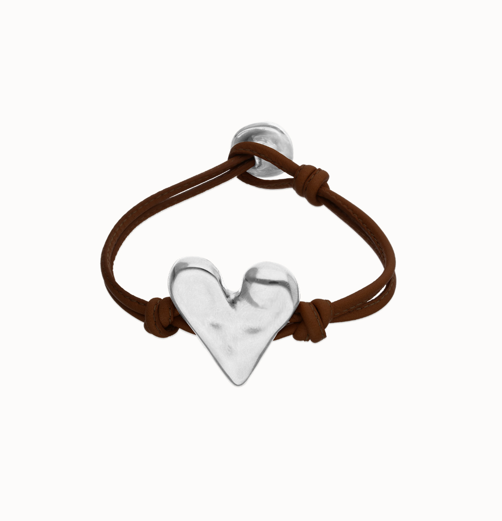 Pulsera de cuero marrón con detalle de corazón bañado en plata de ley PUL2638MAR