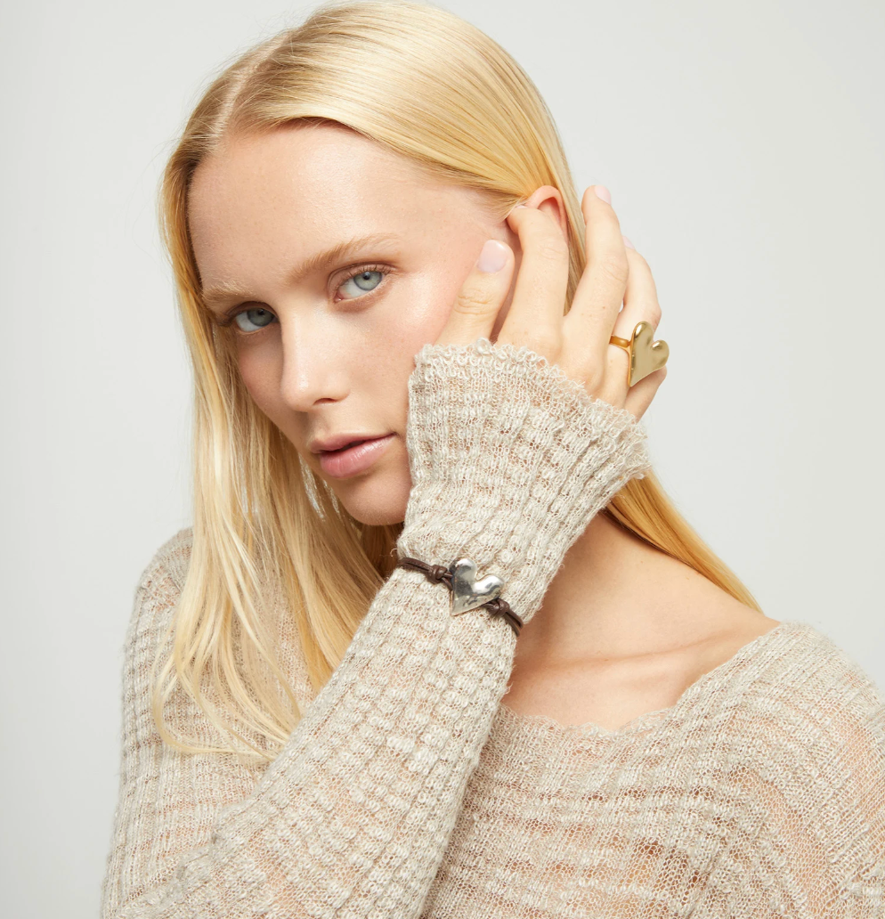 Pulsera de cuero marrón con detalle de corazón bañado en plata de ley PUL2638MAR