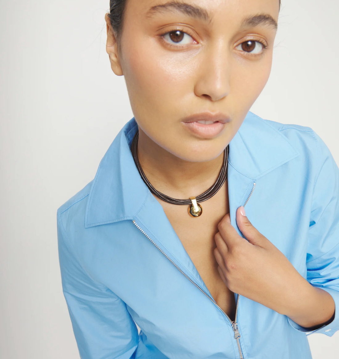 Collar de cuero con esfera grande bañada en oro 18k  COL2046MARORO