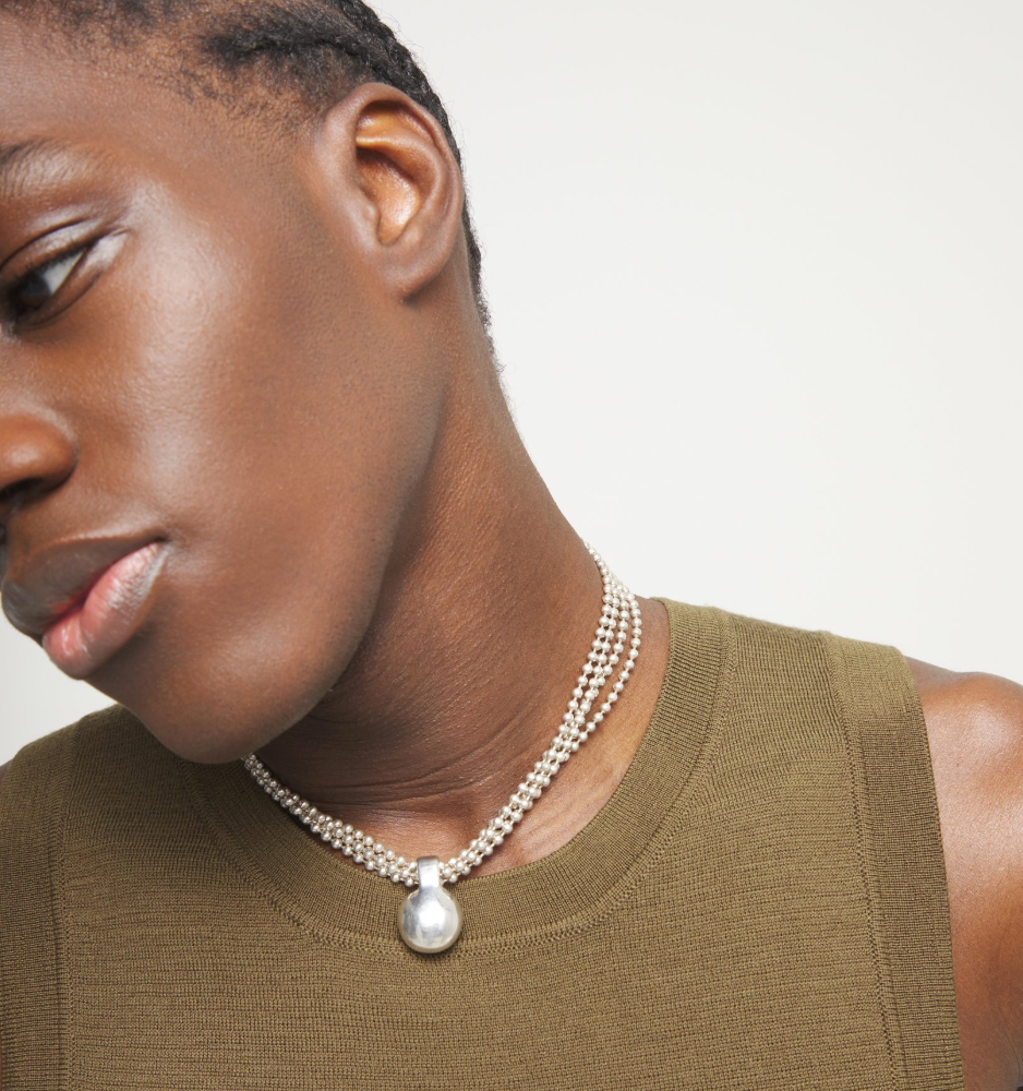 Collar con hilos plateados y esfera grande COL2051