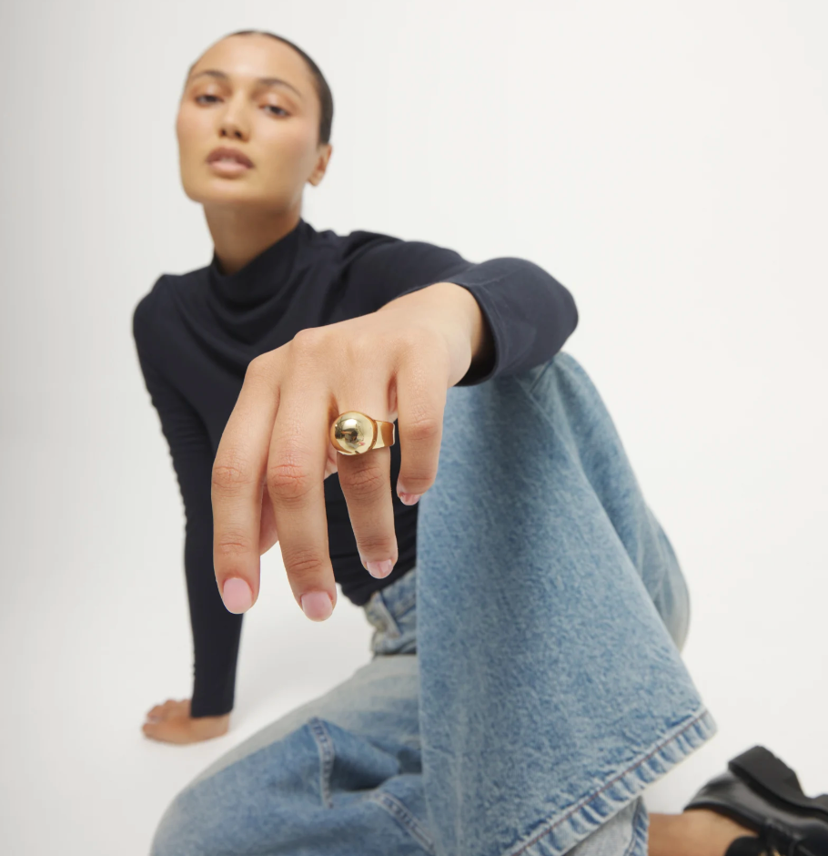 Anillo bañado en oro 18k con forma de esfera ANI0869ORO00015