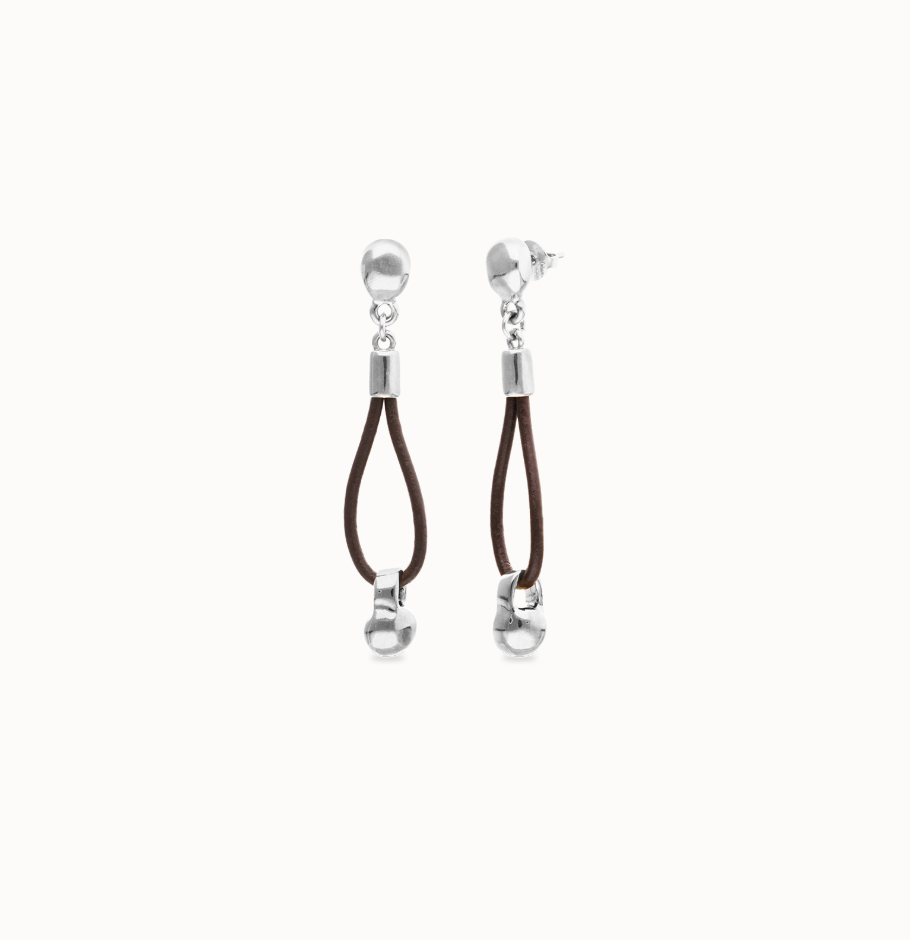 Pendientes de cuero largo con detalle de esfera bañado en plata de ley PEN1062