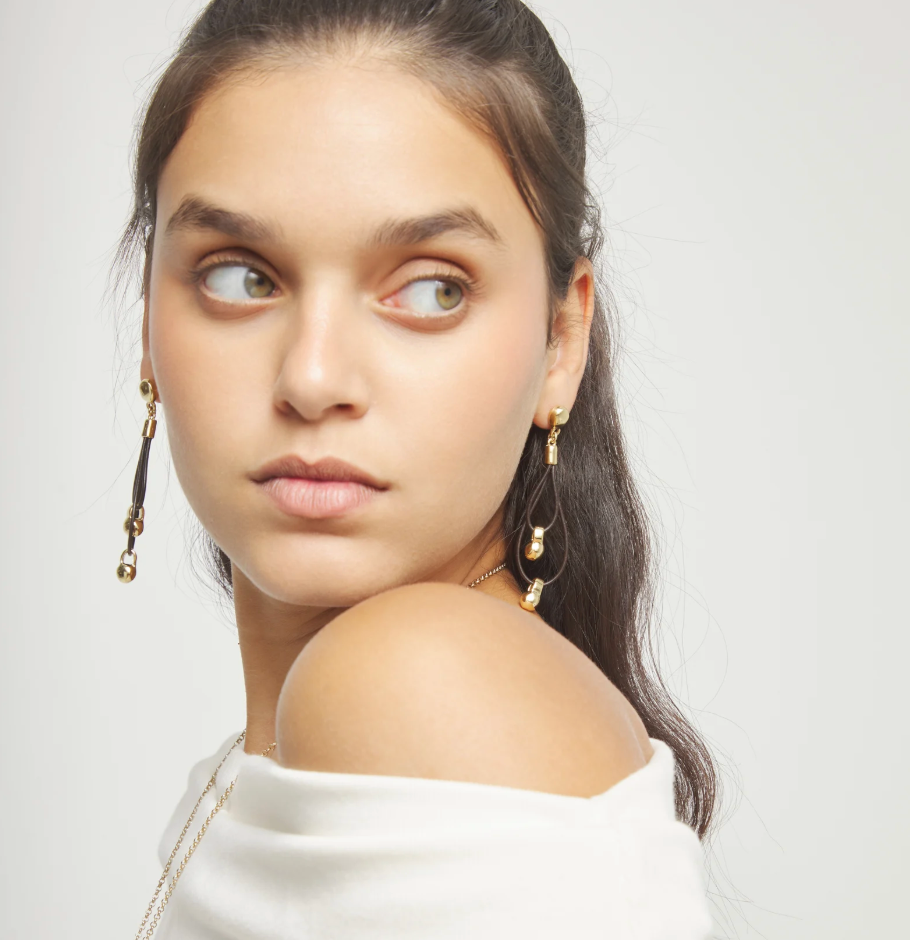 Pendientes de cuero largo doble con detalle de esfera bañado en oro 18k PEN1061MARORO