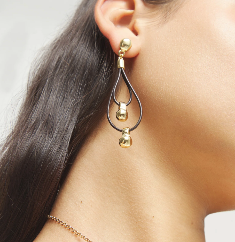 Pendientes de cuero largo doble con detalle de esfera bañado en oro 18k PEN1061MARORO