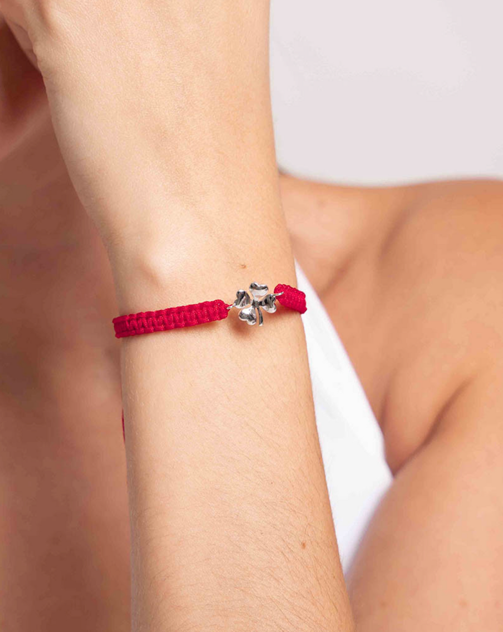 Pulsera trébol macramé rojo de plata de ley 925 bañada en rodio 01-2025