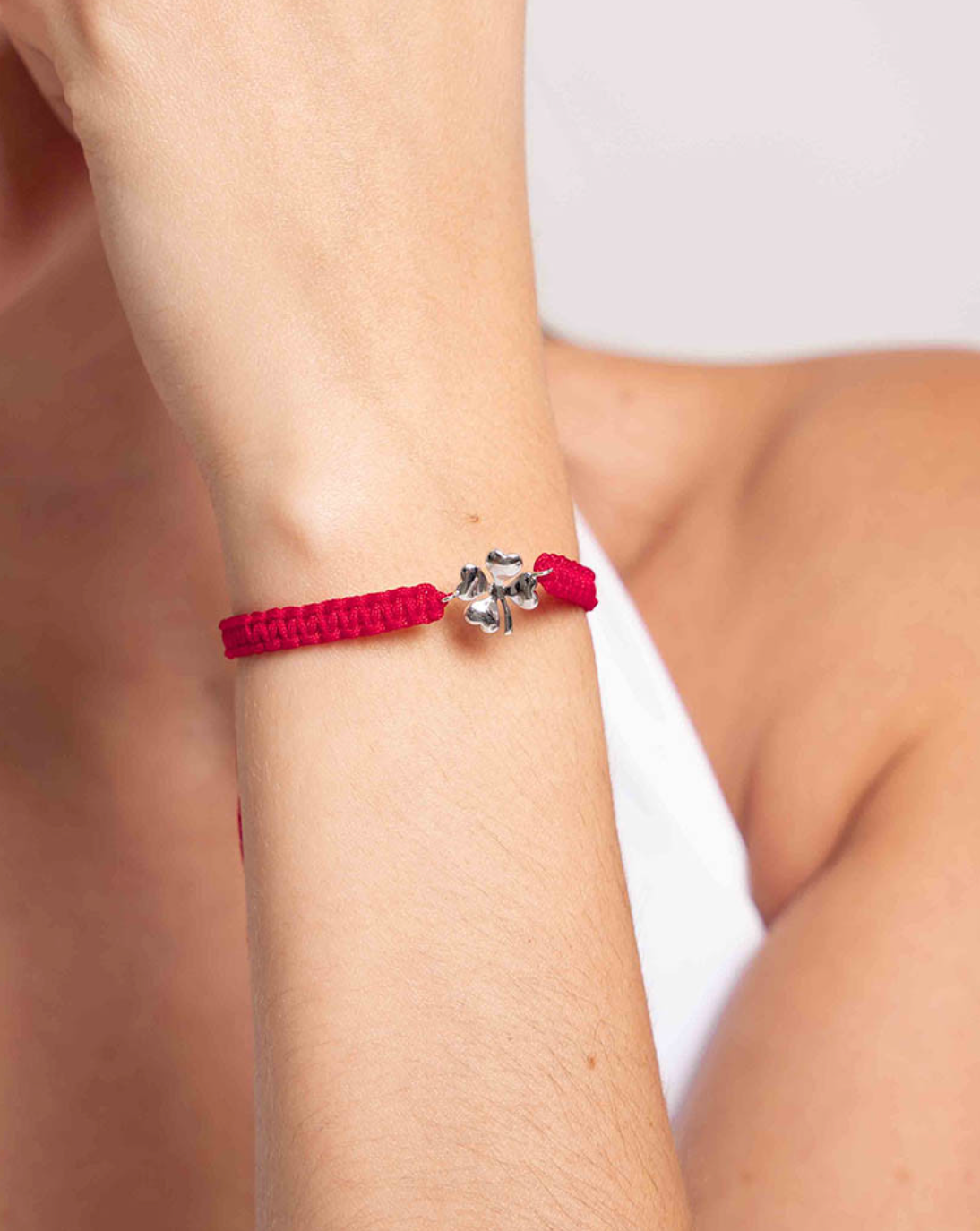 Pulsera trébol macramé rojo de plata de ley 925 bañada en rodio 01-2025