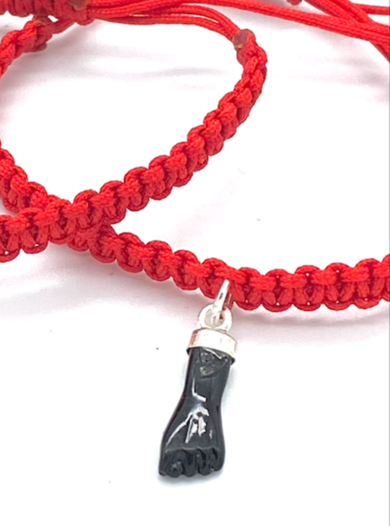 Pulsera hilo rojo con Puño