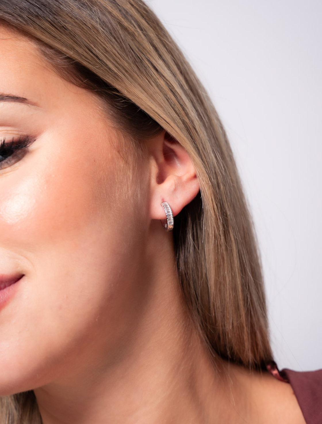 Pendientes de aro blanco brillante de plata de ley 925 bañada en rodio. 15-3454