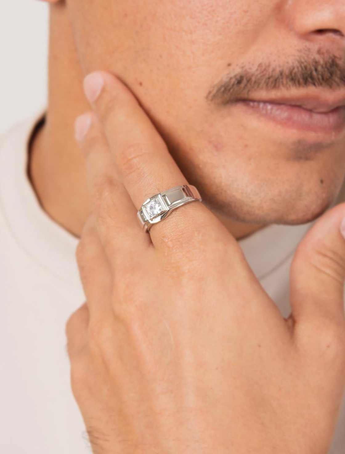 Anillo sello circonita garra de plata de ley 925 bañada en rodio. 06-4071