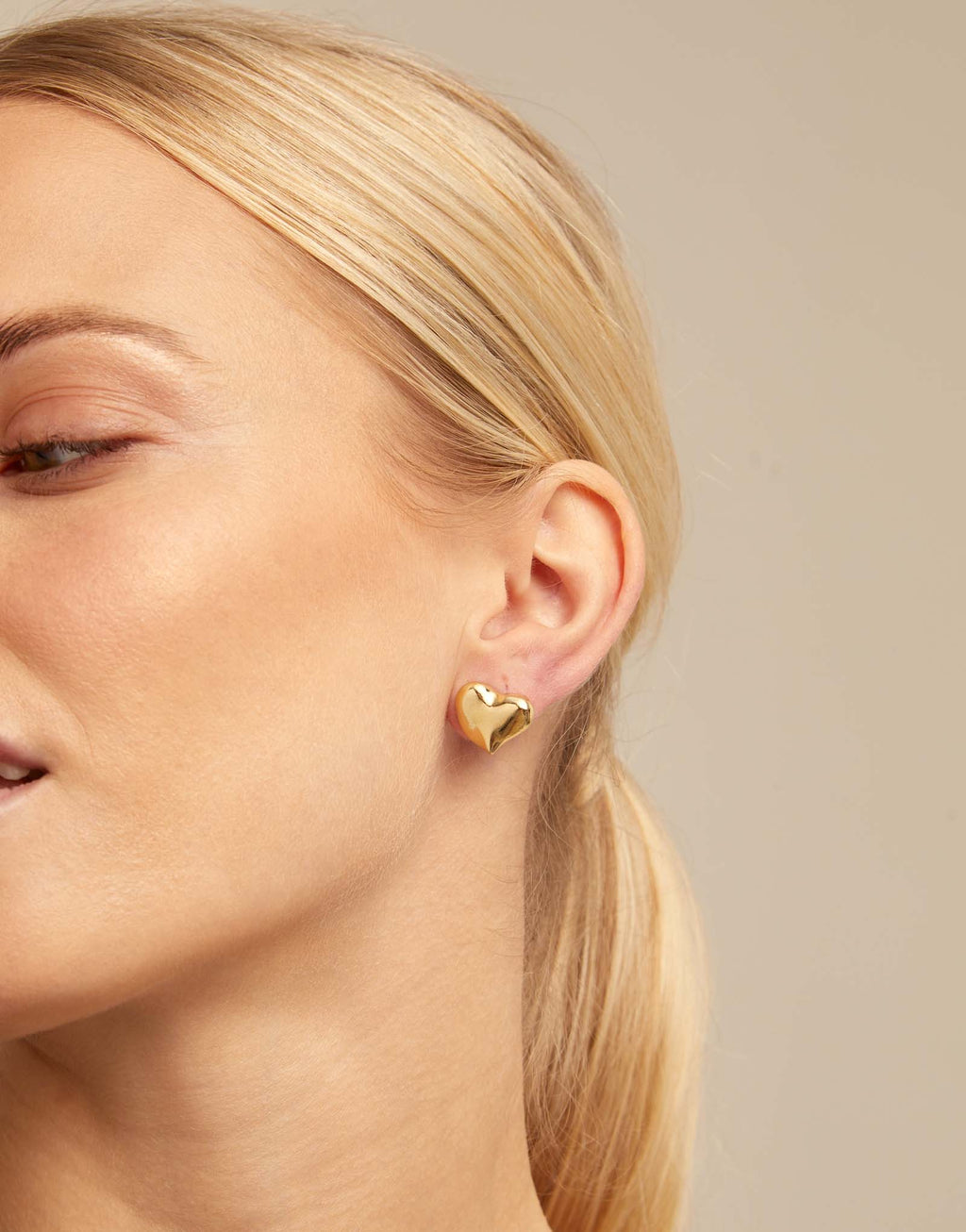 Pendientes bañados en oro de 18k con forma de corazón mediano PEN0829ORO