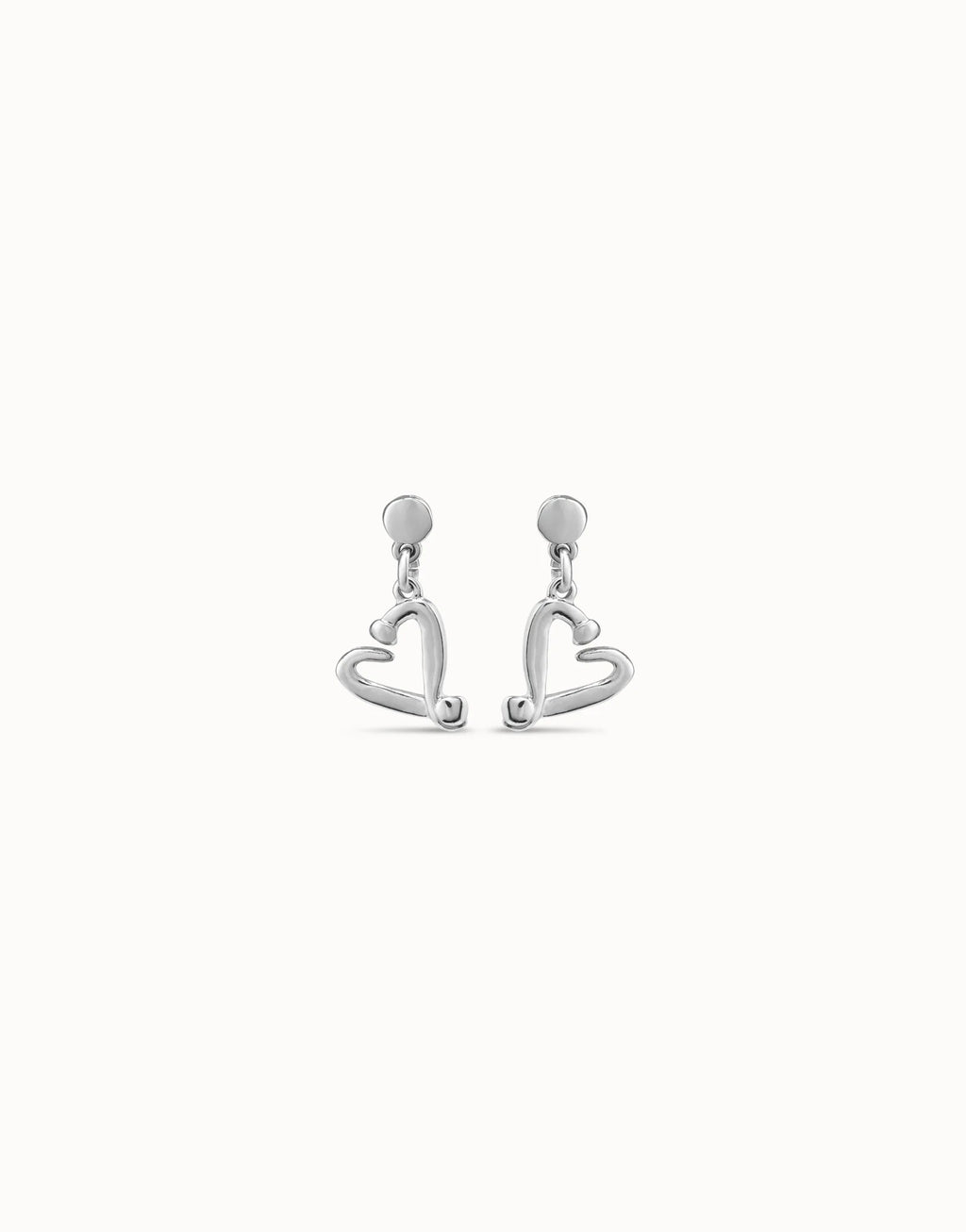 Pendientes PEN0887 bañados en plata de ley con forma de corazón clavado