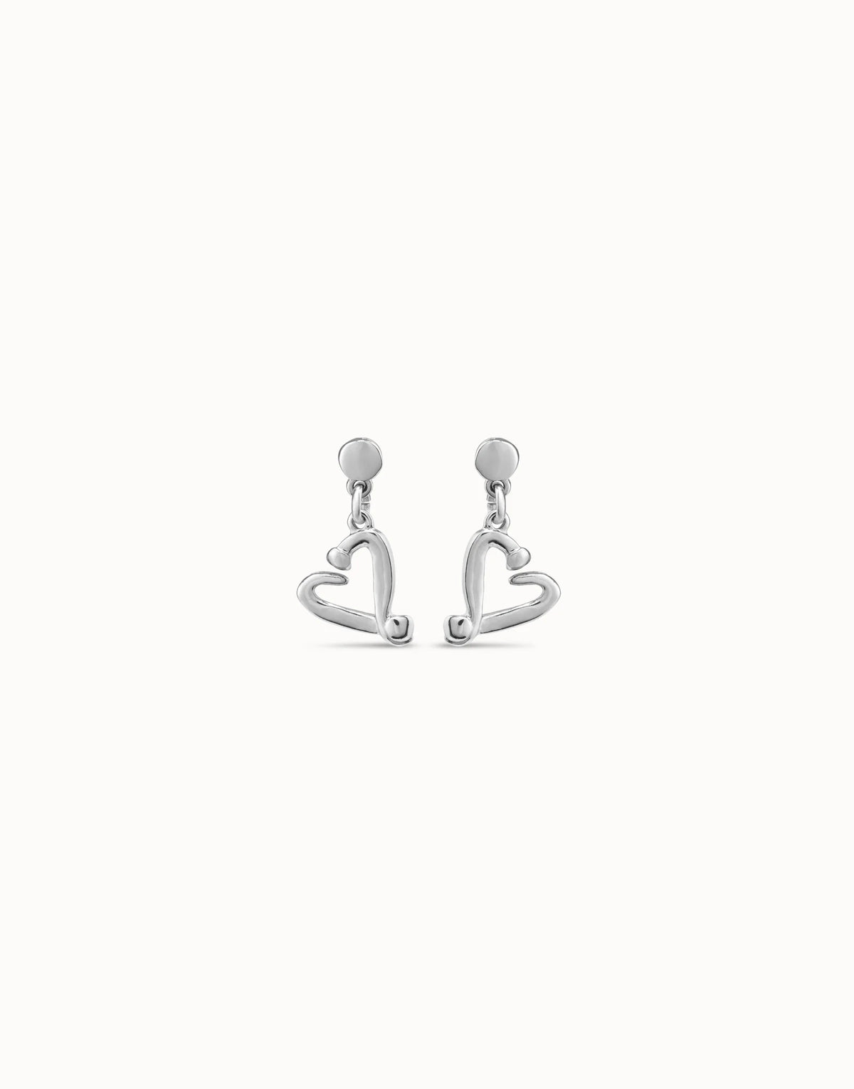 Pendientes PEN0887 bañados en plata de ley con forma de corazón clavado
