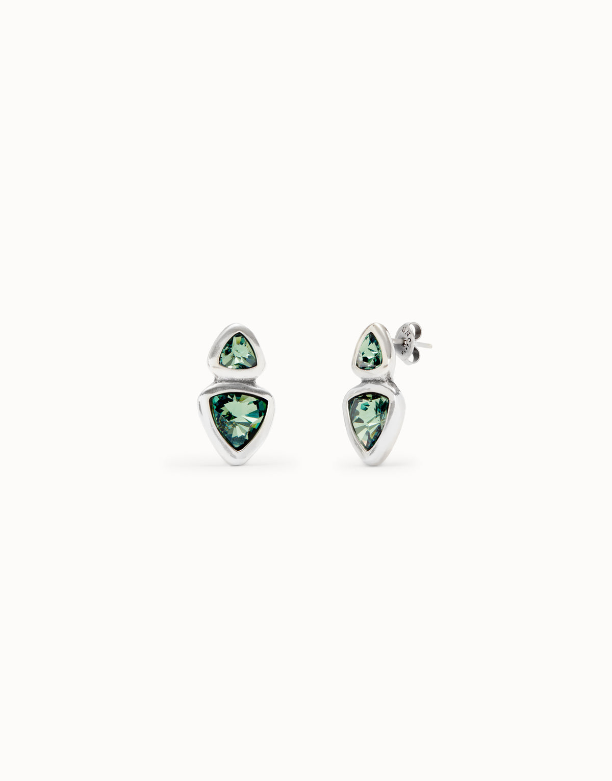 Pendientes PEN0982VRD bañados en plata de ley y dos cristales verdes