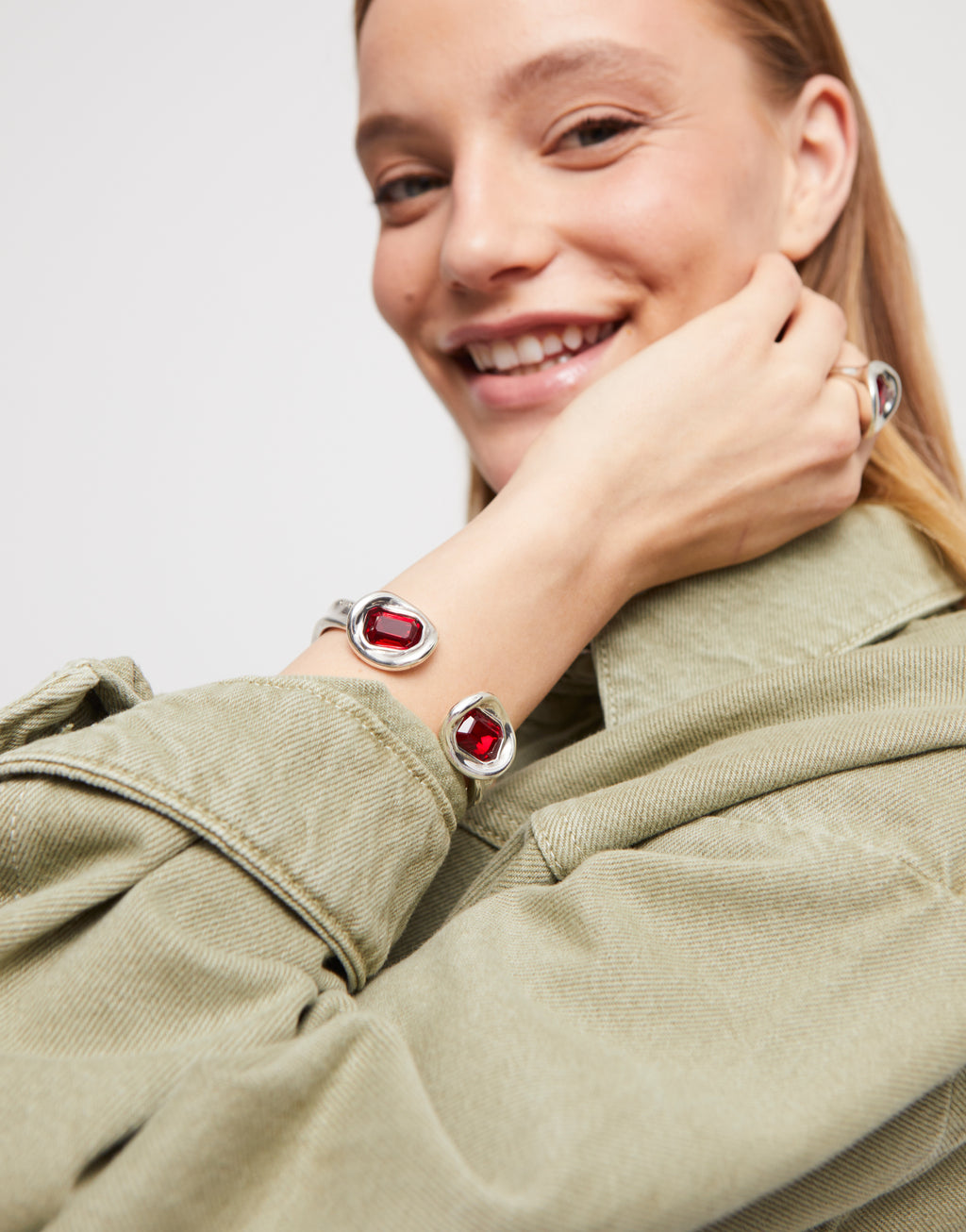 Pulsera PUL2453ROJMTL0M rígida bañada en plata de ley y dos cristales rojos