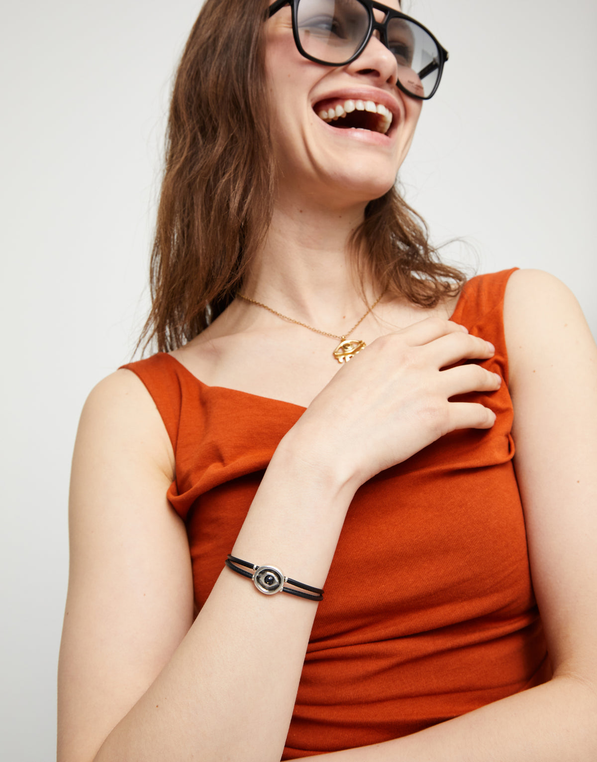 Pulsera PUL2601NGRMTL0M doble de cuero negro con ojo bañado en plata de ley TALLA M