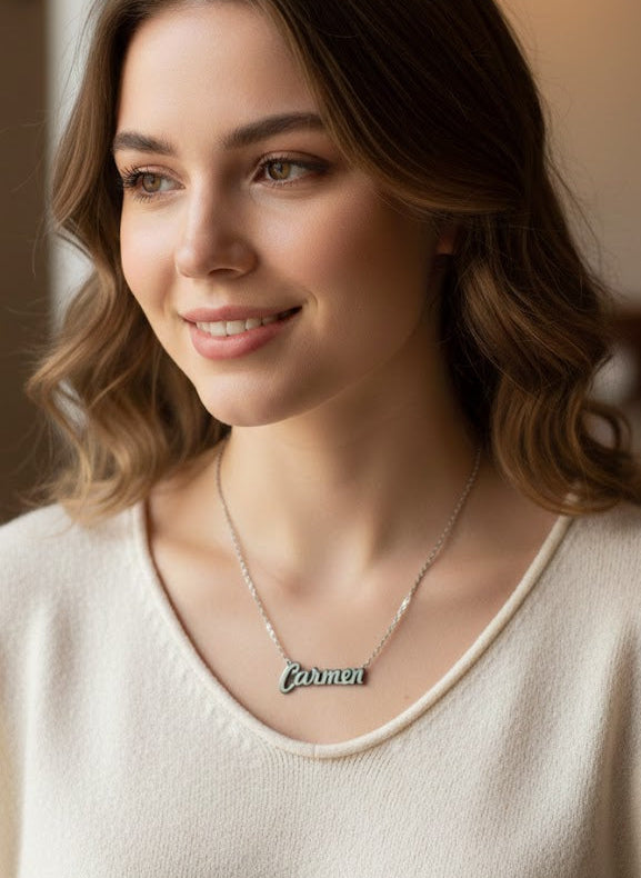 Nombre personalizado con fondo negro y cadena de 45 cm